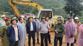 Phó Thủ tướng Trần Lưu Quang kiểm tra trực tiếp hiện trường vụ sạt lở 