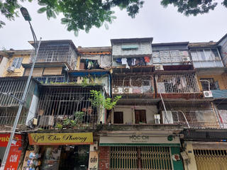 Hà Nội: Chuồng cọp 'giăng mắc' trên các chung cư cũ