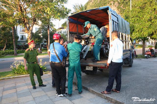 Hạ Long: Ra quân xử lý tình trạng người dân vượt rào ra bãi tắm tự phát