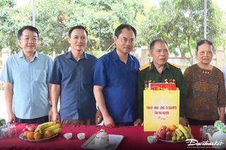 Lãnh đạo Thái Nguyên thăm, tặng quà gia đình người có công với cách mạng