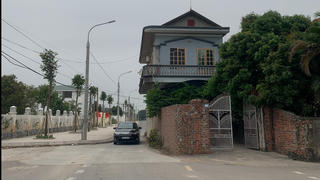 Câu chuyện đằng sau căn nhà đứng giữa đường ở Quảng Ninh