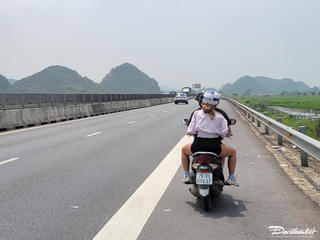 2 du khách nước ngoài ‘đi lạc’ vào cao tốc