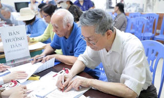 Thủ tướng chỉ đạo chi trả sớm lương hưu, trợ cấp bảo hiểm xã hội tháng 5