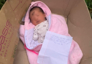 Bé trai bị bỏ rơi bên vệ đường kèm lời nhắn 'ai nhặt được nuôi giúp'