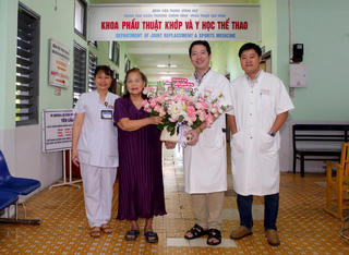 Bệnh viện Trung ương Huế lần đầu tiên thực hiện thay khớp gối bản lề