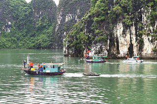 Làm sạch vịnh Hạ Long