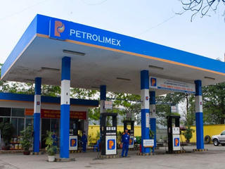 Giá xăng dầu tăng, RON95 sát mức 20.500 đồng/lít