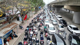 Biển người trở về Thủ đô sau kỳ nghỉ Tết: Đường phố ùn tắc kéo dài