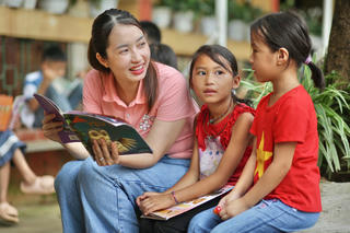 Bạn trẻ Hà Nội bán hoa tươi gây quỹ làm thư viện cho học trò vùng cao