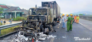 Cháy xe container trên tuyến cao tốc Đà Nẵng - Quảng Ngãi