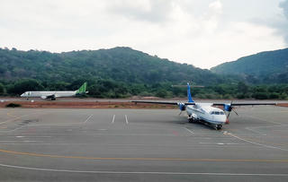 Du khách có thể đi lại bằng trực thăng khi sân bay Côn Đảo đóng cửa