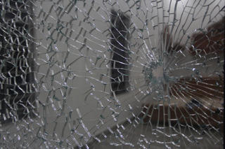 [ẢNH] Nhà hàng xóm biến dạng sau vụ nổ tại gara ô tô