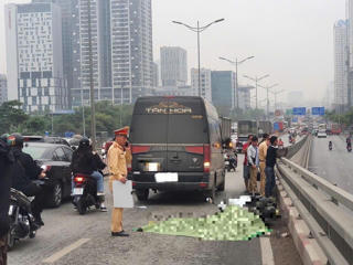 Va chạm giữa xe máy và ô tô 16 chỗ, 1 phụ nữ tử vong