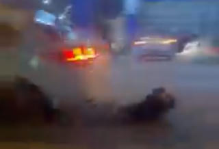 Bắt tài xế tông thẳng vào 2 phụ nữ vì mâu thuẫn khiến 1 người tử vong