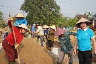 Người phụ nữ 'thắp lửa' phong trào nông thôn mới từ những việc làm giản dị