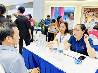 Lao động trung niên khó tìm việc làm