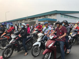 Người lao động phấn khởi trở lại làm việc