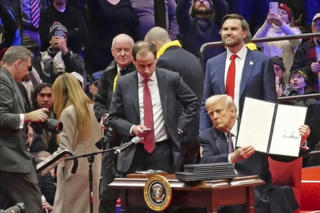 Tổng thống Donald Trump ký sắc lệnh rút Mỹ khỏi WHO