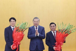 Trao Quyết định phân công ông Trần Cẩm Tú giữ chức Thường trực Ban Bí thư