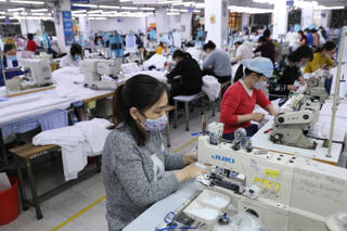 Người lao động mong mỏi tăng lương