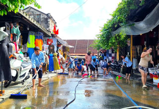 Người dân Hội An dọn dẹp bùn đất sau lũ để đón khách du lịch trở lại