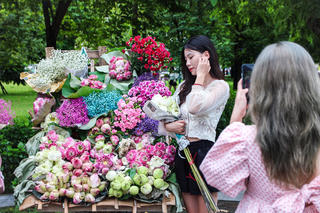 Giới trẻ Hạ Long say mê check in cùng 'chiếc xe mùa thu'