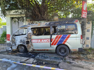 Bình Dương: Xe cấp cứu cháy rụi trong đêm