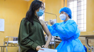 Kiểm soát được dịch Covid-19 cũng không nên bỏ tiêm vaccine