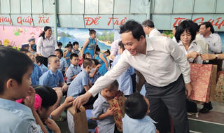 Phó Thủ tướng Chính phủ Trần Lưu Quang thăm Trung tâm Phục hồi chức năng - Giáo dục trẻ em khuyết tật tỉnh Khánh Hòa 