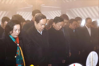 Chủ tịch Quốc hội Trần Thanh Mẫn dâng hương tưởng nhớ Chủ tịch Hồ Chí Minh