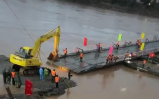 Công an Phú Thọ thông tin về việc cắt khẩn cấp cầu phao Phong Châu