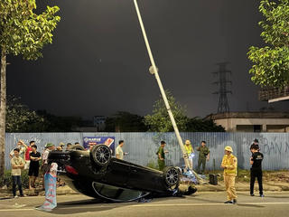 Hà Nội: Xe Mercedec 'nằm phơi bụng' sau va chạm với cột điện