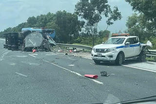 Tai nạn liên hoàn trên cao tốc, xe tuần đường bị biến dạng