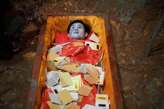 Lý Hải kể lại hậu trường 48 tiếng đội mưa 'đào mồ chôn sống' Thanh Thức