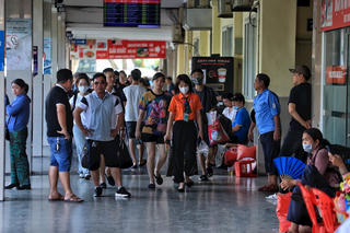 Bến xe ở Hà Nội nhộn nhịp trước cao điểm nghỉ lễ 30/4 - 1/5