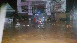 Người dân Mường Xén chạy lũ trong đêm