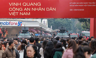 Dàn xe khí tài, xe bọc thép được Bộ Công an trưng bày trên hồ Hoàn Kiếm