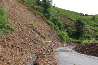 Nhiều khu vực trên cả nước có mưa dông, đề phòng lũ quét, sạt lở đất