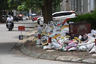 Những bãi rác tự phát tại chung cư