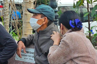 Vụ cháy làm 11 người chết ở Cổ Nhuế 2: Người cha già gọi con không được, chạy đến 'nhà xác' tìm con