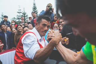 Chiêm ngưỡng những màn tranh tài gay cấn trong hội thi vật tay