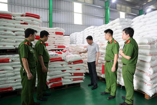 Phú Thọ: Đột kích xưởng sản xuất, tạm giữ hàng trăm tấn gia vị các loại và dầu ăn giả