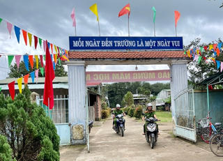 'Cha đỡ đầu' của trẻ vùng biên