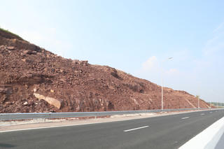 Phân luồng khắc phục sự cố sạt trượt trên cao tốc Vân Đồn - Móng Cái