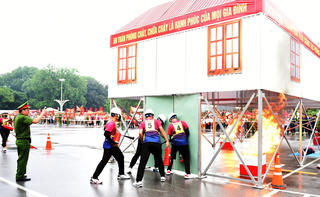 Tổ liên gia an toàn PCCC của 11 tỉnh Đồng bằng sông Hồng thi nghiệp vụ