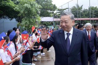Chủ tịch nước Tô Lâm thăm, tặng quà Trường song ngữ Lào-Việt Nam