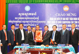 Ủy ban Mặt trận đoàn kết Phát triển Tổ quốc Campuchia tỉnh Kampot thăm tỉnh Kiên Giang