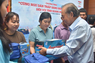 Chương trình ‘Cùng ngư dân thắp sáng đèn trên biển’ đến với Quảng Bình