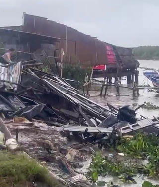 Bạc Liêu: Ảnh hưởng bão số 1, nhiều nhà dân sập, tốc mái