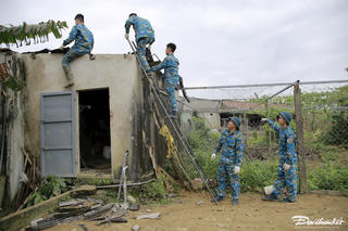 Quân đội khắc phục thiệt hại cho người dân sau vụ máy bay rơi